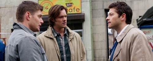Sam et Dean face à Misha Collins de la série Supernatural