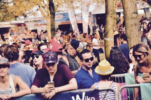 Festivaliers Rock en Seine 2017 casquette dorée