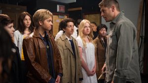 Dean Winchester face à des versions juvéniles de lui même , Castiel et... sa mère!