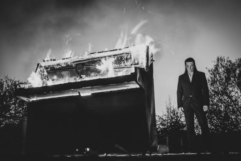 INTERVIEW – Steve Hewitt, Love Amongst Ruin : « Je prie pour que les gens veuillent toujours écouter des albums entiers. »