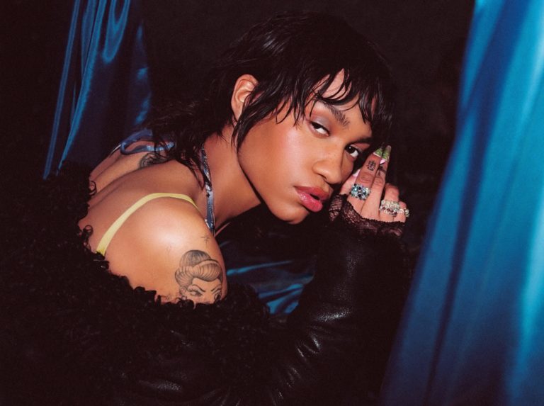 THEE DIAN évoque la mort symbolique du deadname dans le beau clip de « Paper Angel » THEE DIAN