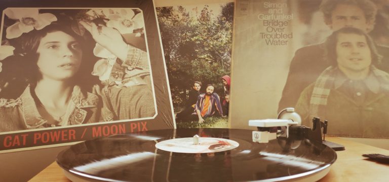 Trois albums cultes à (re)découvrir en vinyle pour parfaire la mélancolie automnale cat power big thief Simon and Garfunkel Trois albums cultes