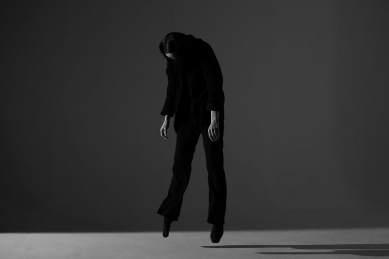 Keeley Forsyth : un clip tout en sobriété pour l’époustouflant « I stand alone » Keeley Forsyth