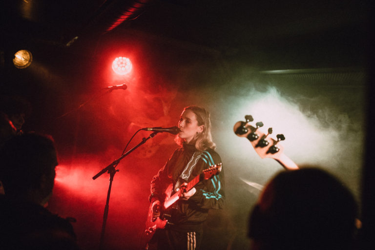 Le groupe Sorry pendant leur concert au Popup