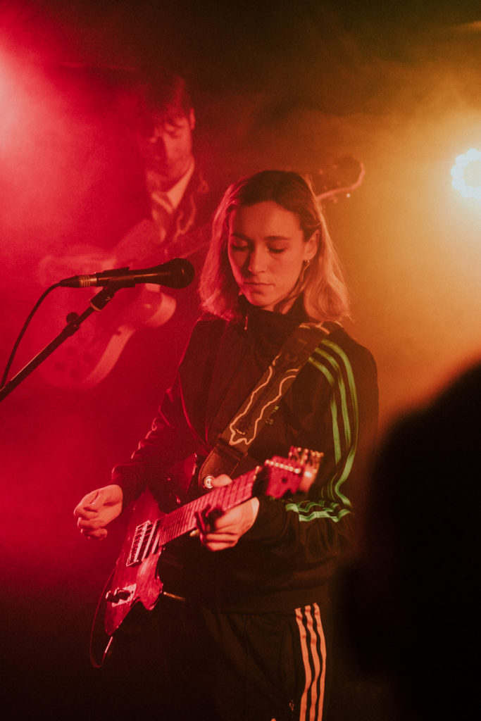 Le groupe Sorry pendant leur concert au Popup