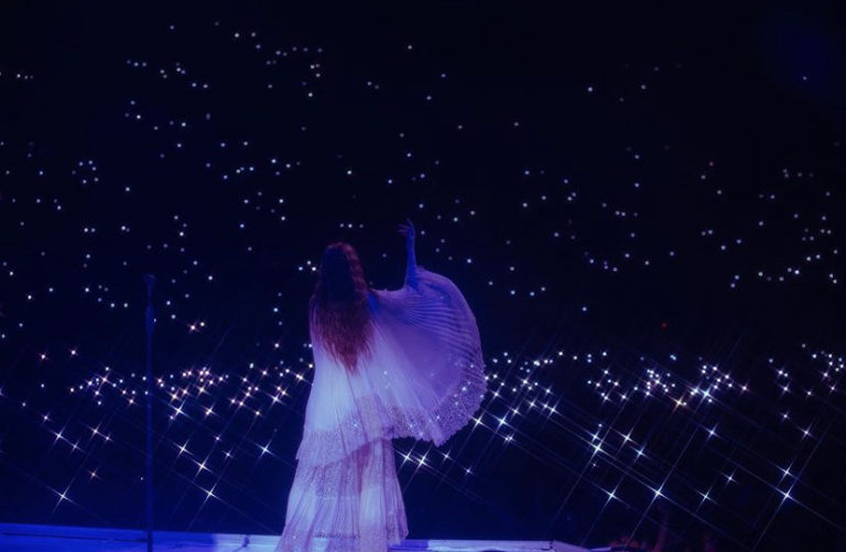 Florence + The Machine à l’Accor Arena : messe cathartique par la grande prêtresse