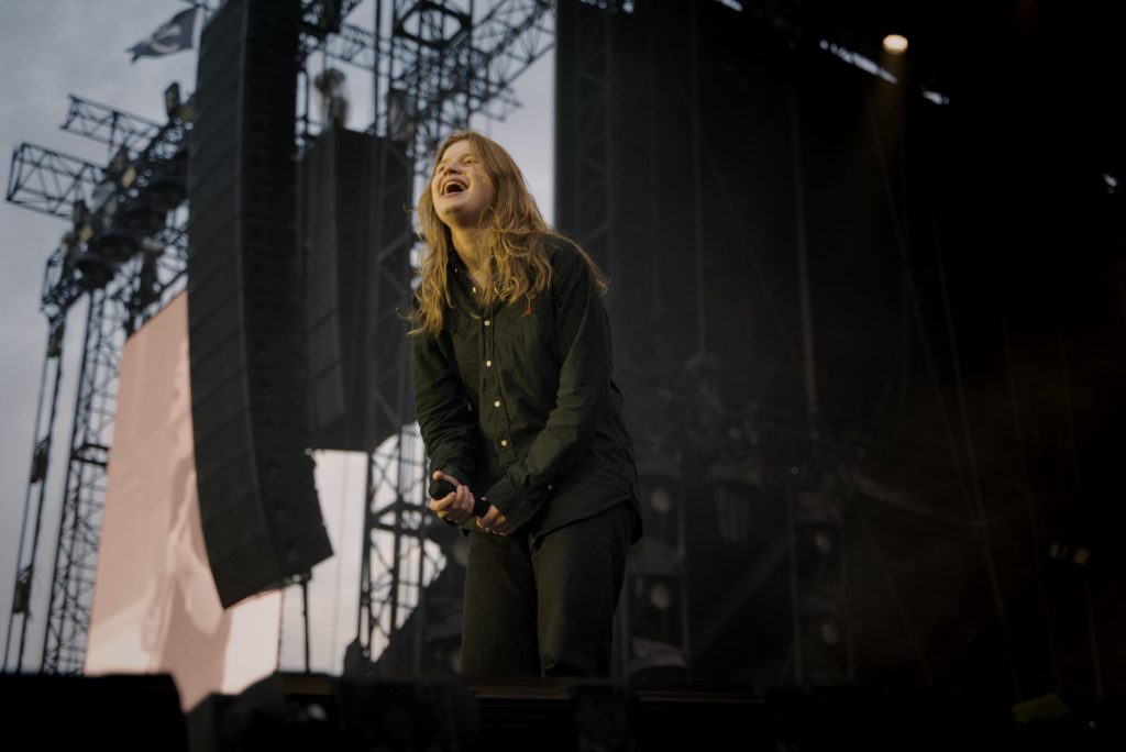 Girl in Red Rock en Seine crédit Pénélope Bonneau Rouis