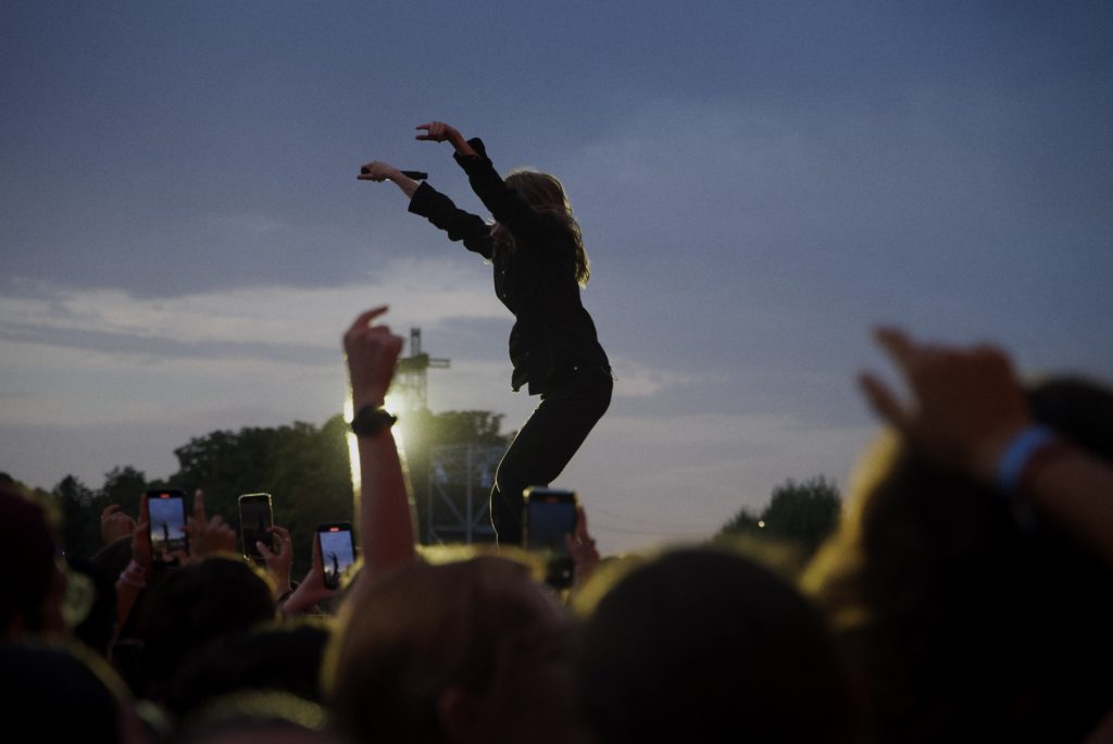 Girl in Red Rock en Seine crédit Pénélope Bonneau Rouis