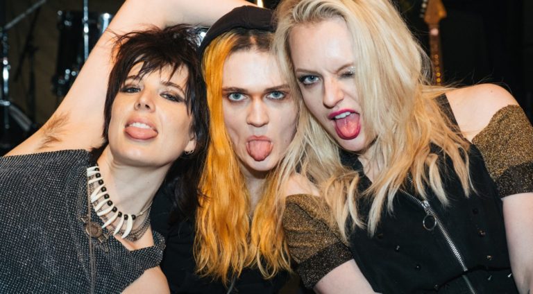 Agyness Deyn, Gayle Rankin, Elisabeth Moss dans Her Smell