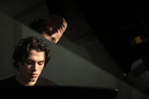 Rigel au piano le fabricant de larmes