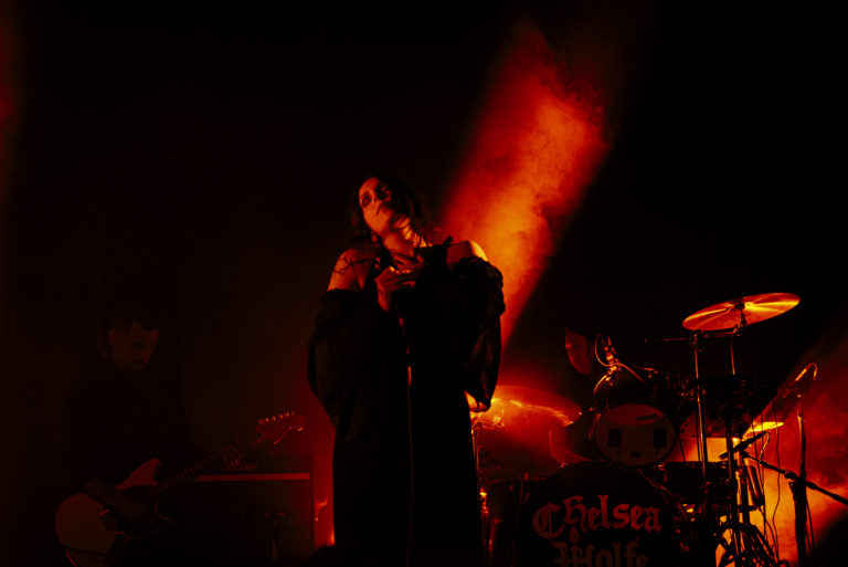 Chelsea Wolfe à L’Élysée Montmartre : Midnight Mass en plein Pigalle (live-report) Chelsea Wolfe à l'Élysée Montmartre, le 4 juin 2024 @Pénélope Bonneau Rouis