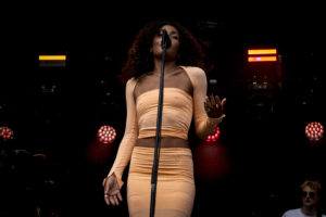 Olivia Dean - @Pénélope Bonneau Rouis