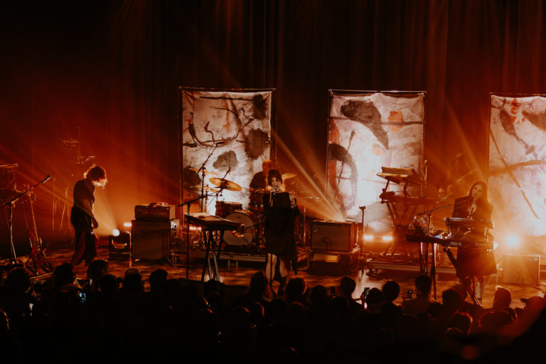 Sharon Van Etten & The Attachement Theory : culte wicca au Trianon de Paris Sharon Von Etten - Le Trianon Paris 2025 - Crédit photos : Louis Comar