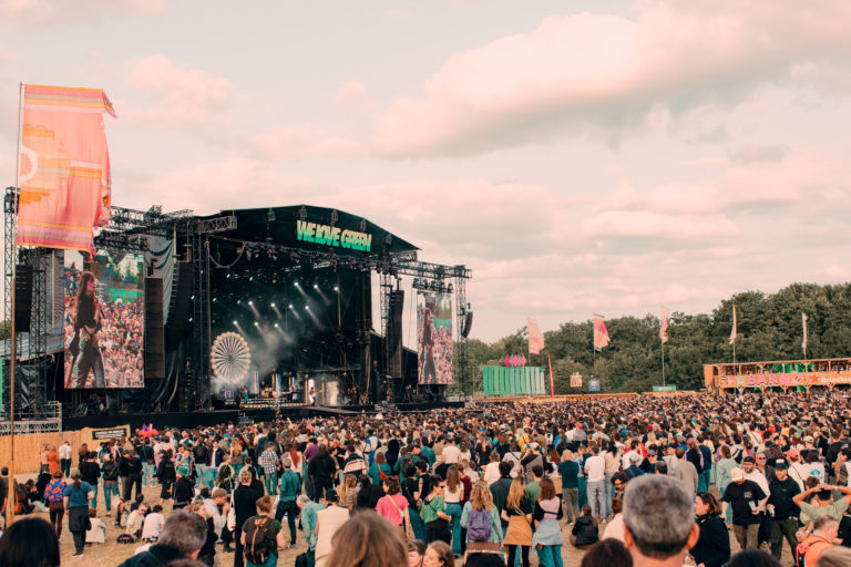 We Love Green 2025 : du vert brat aux idéologies vertes pour chanter des vers Clara Luciani - We Love Green 2025 - Crédit photo : Louis Comar