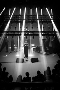 Kae Tempest au YOYO du Palais de Tokyo (2025) Crédit Photo : Pénélope Bonneau Rouis