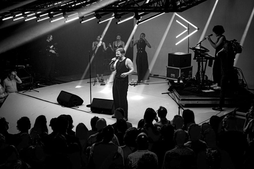 Kae Tempest au YOYO du Palais de Tokyo (2025) Crédit Photo : Pénélope Bonneau Rouis