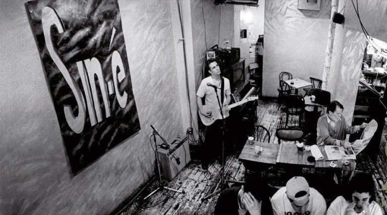 Jeff Buckley et Grace : Pour en finir avec le destin brisé Jeff Buckley par Merri Cyr, 1992/3 pour la couverture de l'EP "Live at Sin-é"