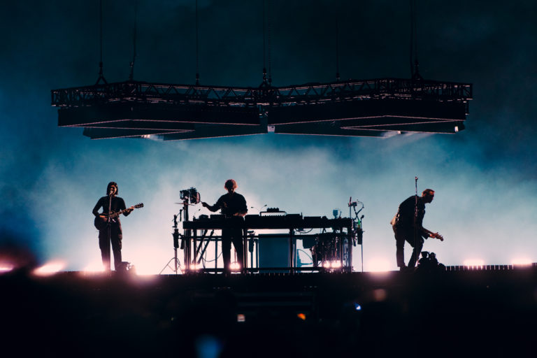 The XX à We Love Green : signe The eXtra apeX live We Love Green 2026 - Jour 3 - The XX - Crédit photo : Louis Comar
