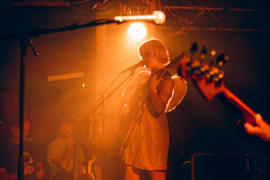 MARY IN THE JUNKYARD BELLEVILLOISE 2026 ©Kevin Gombert